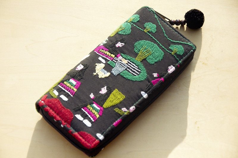 Christmas market exchange gift limited a cotton wallet / hand embroidery long folder / long wallet / coin purse / large capacity wallet - mountain rural scenery black fashion - กระเป๋าสตางค์ - ผ้าฝ้าย/ผ้าลินิน สีดำ