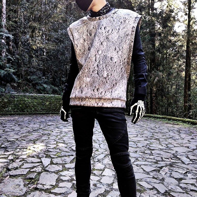 Space Cotton Moon Print Vest (Men) Ray77 Galaxy - เสื้อกั๊กผู้ชาย - เส้นใยสังเคราะห์ สีเทา