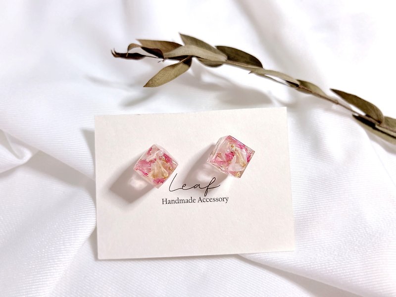 Leaf Design / Sakura Pink / Dry Flower Resin Gemstone Earrings - Earrings & Clip-ons - Resin Pink