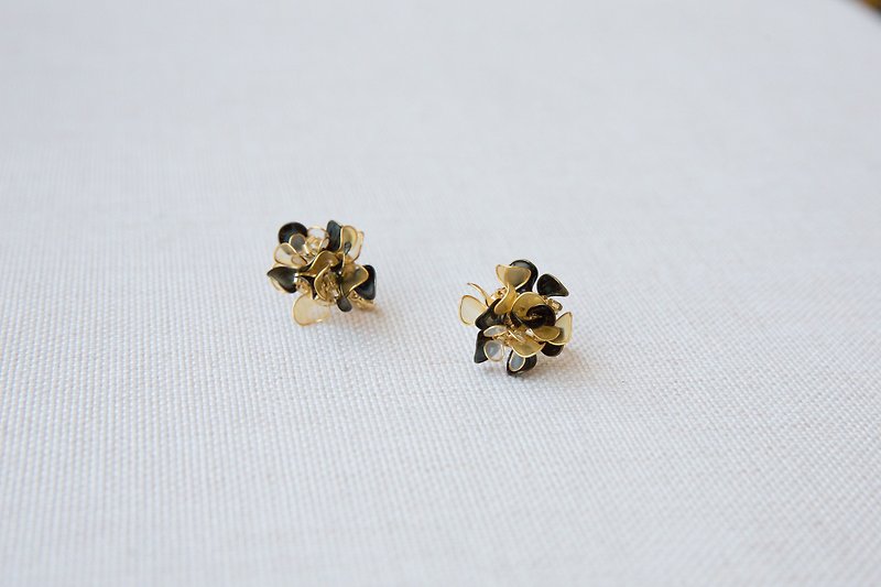15% off new arrivals // Glam rock black gold three-dimensional resin flower earrings Glam rock ER088