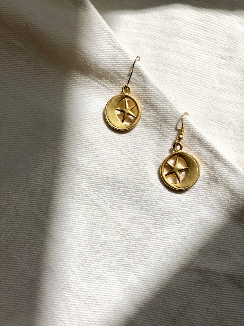 Vintage Moon and Star Circle Gold Drop Earrings - ต่างหู - เครื่องประดับ สีทอง