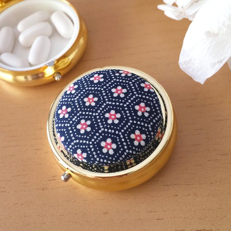 Pillbox with Japanese Traditional pattern, Kimono - Gold - กล่องเก็บของ - โลหะ สีทอง