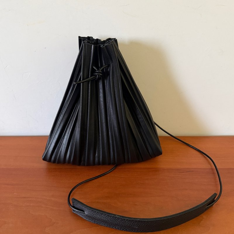 Niche Pleated Lambskin Crossbody Bag - กระเป๋าแมสเซนเจอร์ - หนังแท้ สีดำ