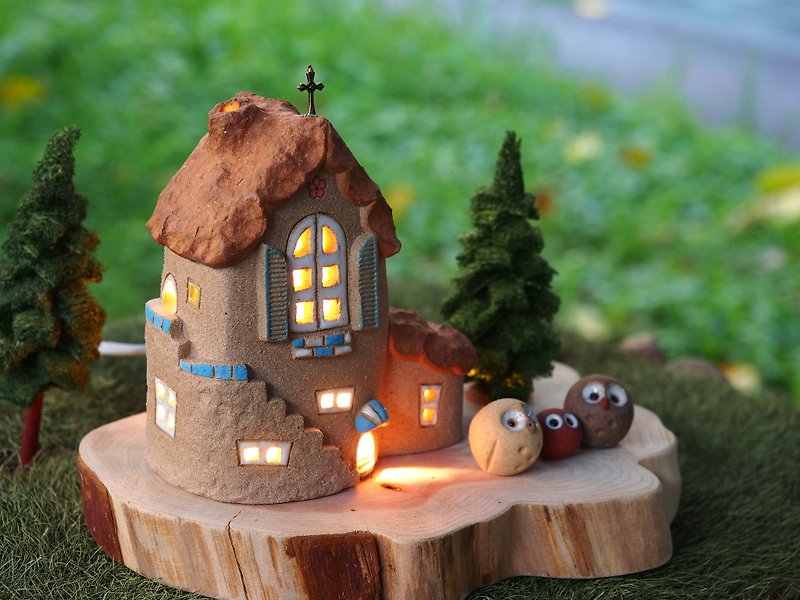 [照明付きの家]手作りの陶器-素敵な家（木製のアクセサリー、フクロウなし） - 照明・ランプ - 陶器 多色