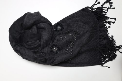 M31仙女星工作室 【精品禮盒】釘珠喀什米爾水煮羊毛刺繡圍巾披肩拼透紗純黑色蕾絲