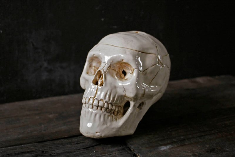 Milky white glaze skull (12cm high, storage box, candle cover, diffuser cover) - กล่องเก็บของ - ดินเผา ขาว