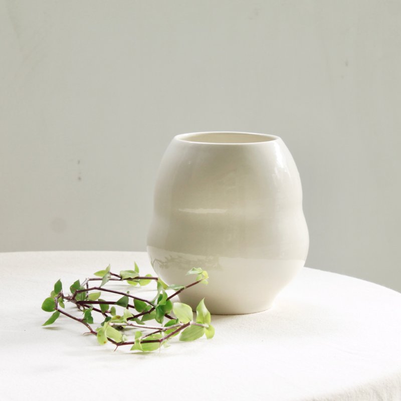 【日常花器】潤圓白瓷花器-亮白 - 花瓶/花器 - 瓷 