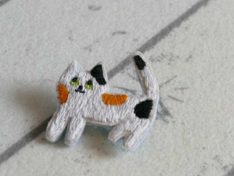 Embroidered brooch cat calico cat