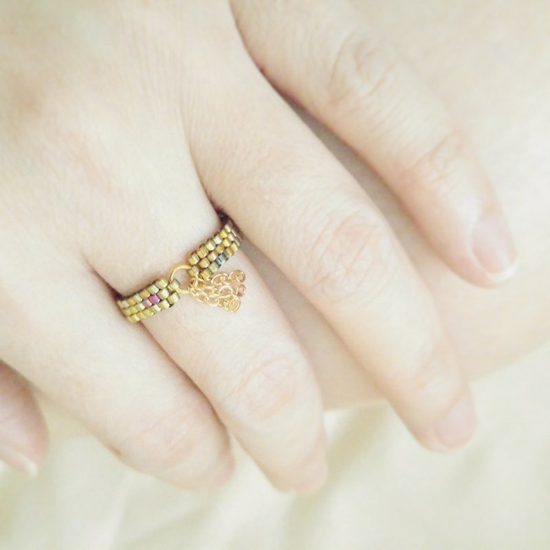 Tassel Ring, Bohemian Ring, Boho Chic Ring, Beaded Gold Ring, Dainty Ring - แหวนทั่วไป - แก้ว สีทอง