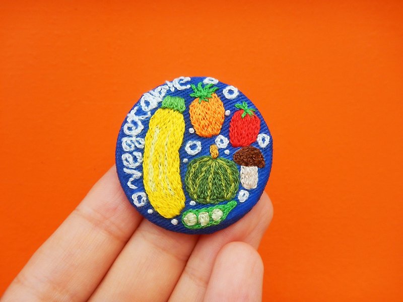 Fresh vegetables handembroidery brooch - เข็มกลัด - ผ้าฝ้าย/ผ้าลินิน สีน้ำเงิน