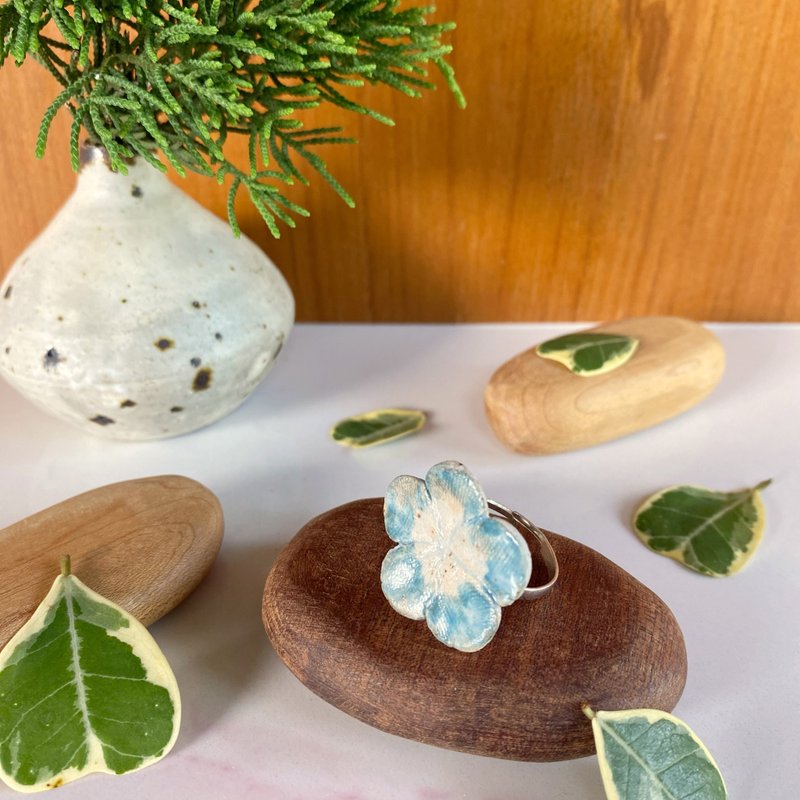 Flower Ring/ Ceramic / jewelry - 戒指 - 陶 白色