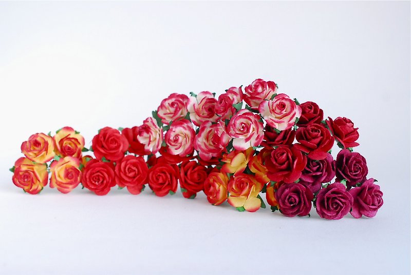 ดอกไม้กระดาษ, หัวดอกกุหลาบตกแต่งของชำร่วย, ขนาด 2.5 cm. จำนวน 50 ดอก โทนสีแดง - งานไม้/ไม้ไผ่/ตัดกระดาษ - กระดาษ สีแดง