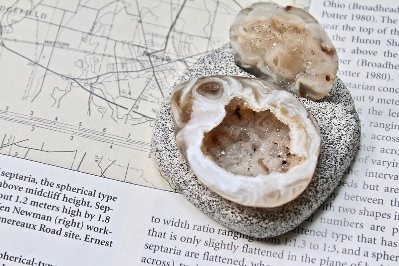 石栽 SHIZAI-迷你瑪瑙水晶聚寶盆-含底座 - 擺飾/家飾品 - 寶石 白色