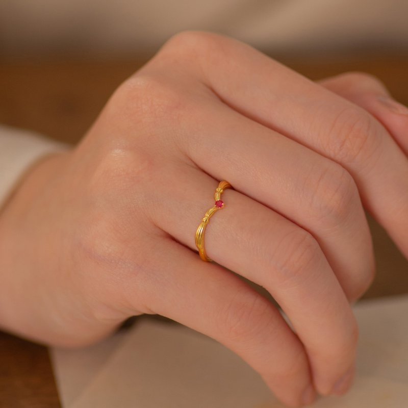 ルビー18Kカーブリング ローマ柱スタイル - リング・指輪 - 宝石 レッド