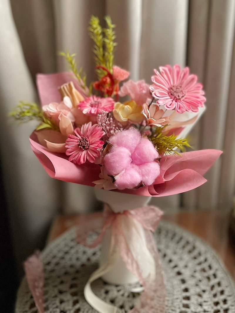 Graduation Bouquet-Sora Pink Sunflower Bouquet/Valentine's Day/Birthday Gift [Including carrying box packaging] - ช่อดอกไม้แห้ง - พืช/ดอกไม้ 