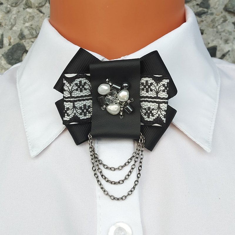 Goth bow tie brooch. Collar bow brooch. Gothic bow tie pin with chain - เข็มกลัด - เส้นใยสังเคราะห์ สีดำ