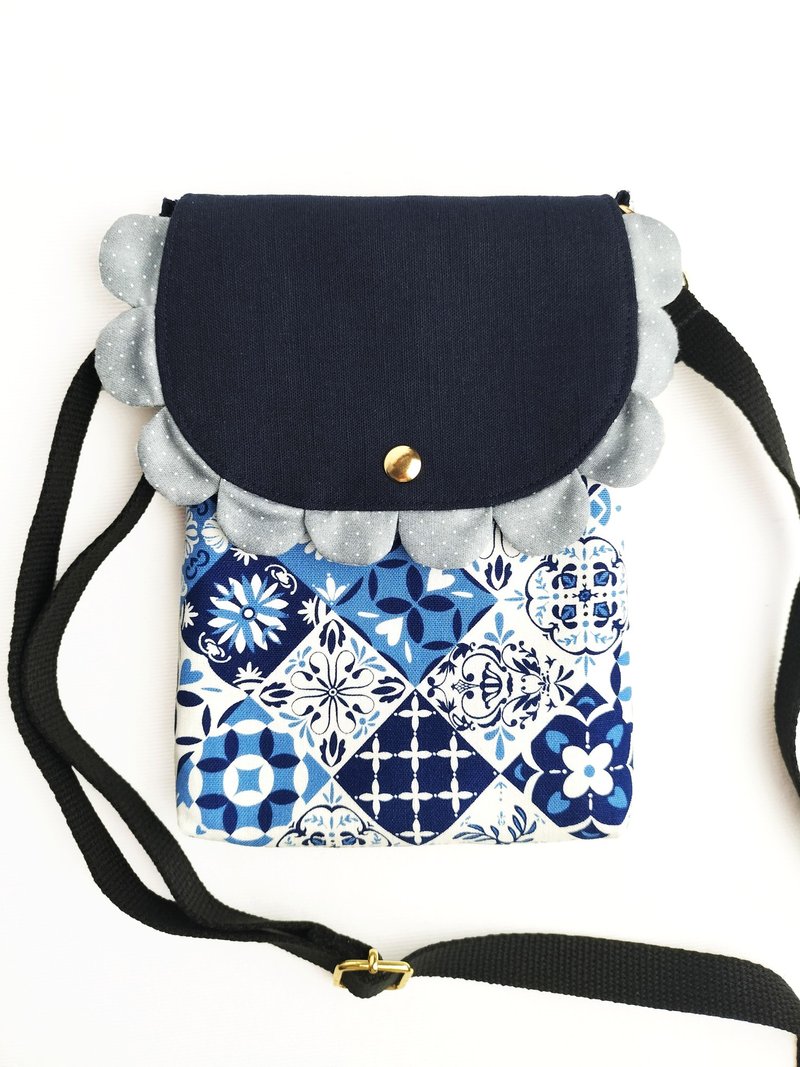 Blue and white tile mobile phone side backpack/mobile phone bag/carrying bag - กระเป๋าแมสเซนเจอร์ - ผ้าฝ้าย/ผ้าลินิน 