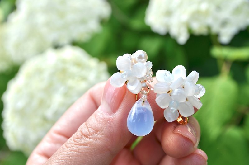 【アナベルホワイト】紫陽花の耳飾り - 耳環/耳夾 - 塑膠 白色