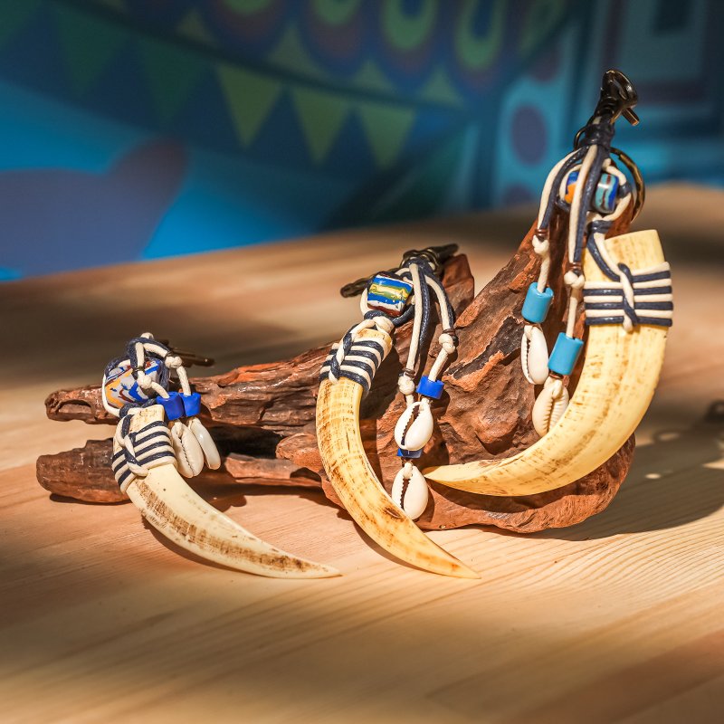 【オリジナル豊儀駅】好勇山豚歯キーホルダー 台湾原住民民族衣装 感動収穫祭 - キーホルダー・キーケース - その他の素材 