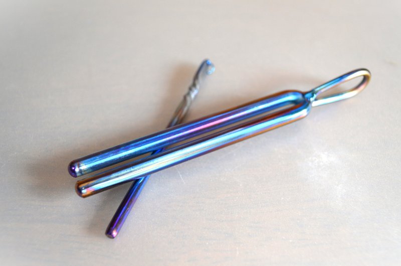 Titanium Tuning fork pendant・Titanium tuning fork 495.3Hz - Necklaces - Other Metals Multicolor