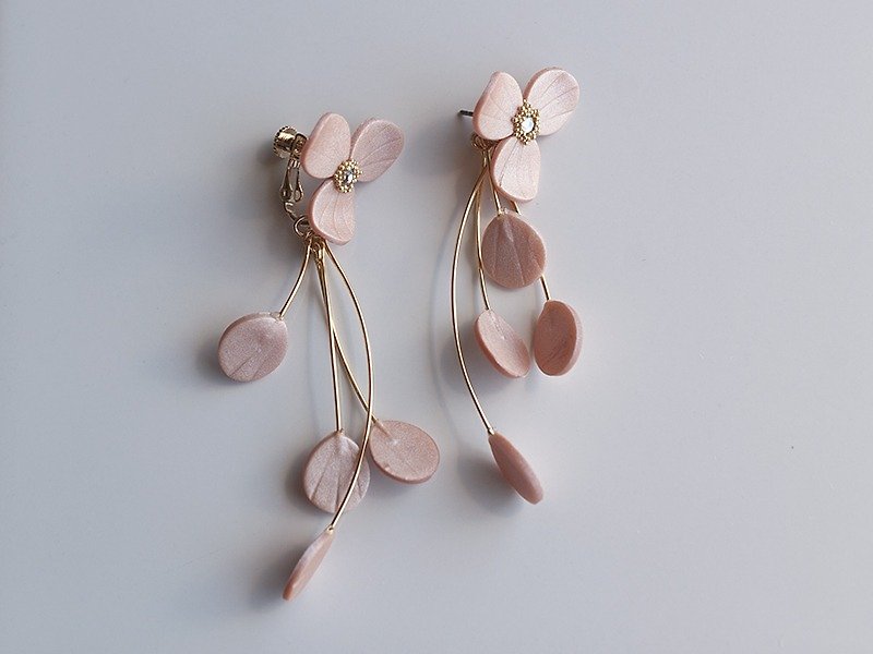 Flower Earrings / Earrings (Beige) - Earrings & Clip-ons - Clay Khaki