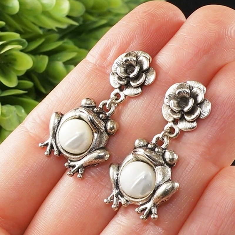 White Mother of Pearl Cute Silver Frog Froggy Boho Stud Dangle Jewelry Earrings - 耳環/耳夾/耳骨夾 - 半寶石 白色