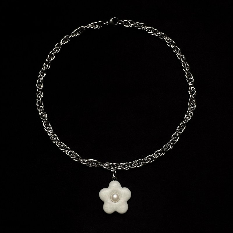Polymer Clay Necklace Metal White Pearl Flower Necklace - Necklaces - Pottery White
