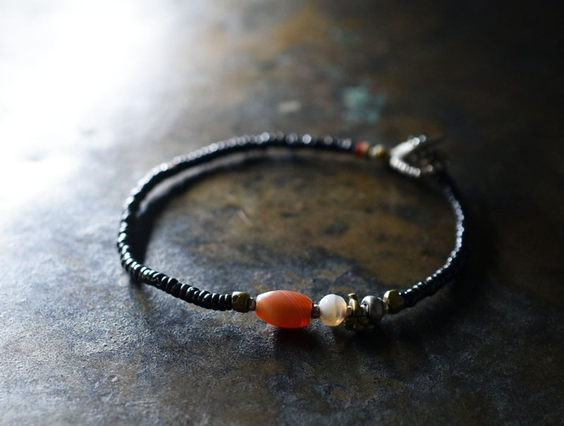 A delicate bracelet made of jet black seed beads, Shan vintage carnelian, ancient agate, old Chin Silver and Orissa brass. - สร้อยข้อมือ - แก้ว สีดำ