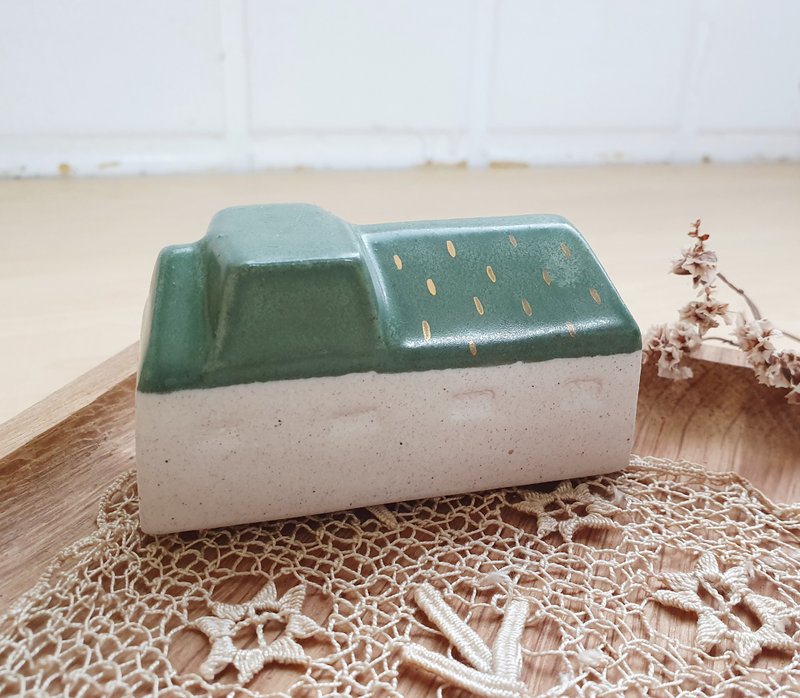 [Good Day Objects] Japanese Zakka Ceramic Cottage, Hand-Painted Christmas Gift, Green Accent, Elongated Small Item - Items for Display - Pottery Brown