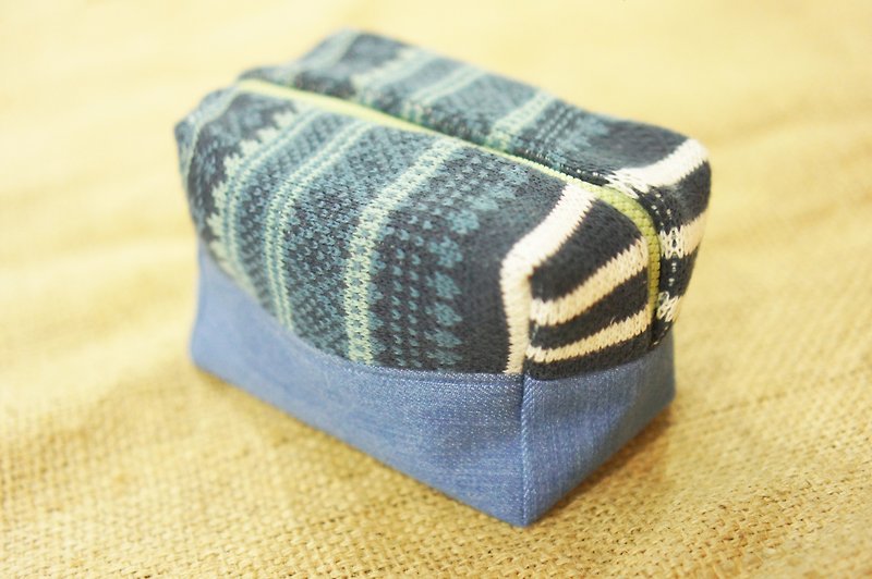 Knitting [flower window sill X Glory] blue totem cosmetic bag - Toiletry Bags & Pouches - Other Materials Blue