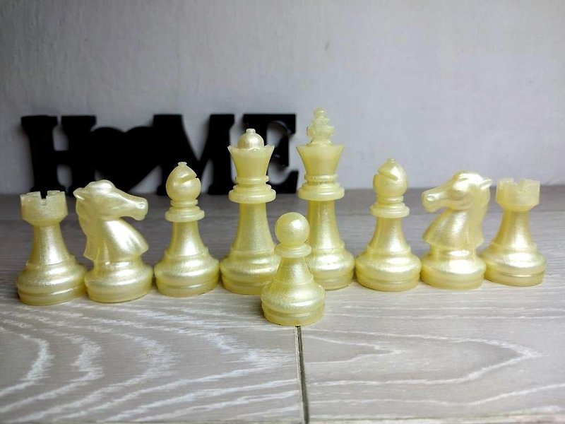 ボード付きカスタム樹脂チェスセット |キングのサイズ 2.75 インチ (7 cm) |エポキシ樹脂 - ボードゲーム・玩具 - レジン ゴールド