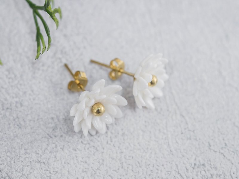 Mum ~ white porcelain flower tension back earring ~ size Mini. - 耳環/耳夾 - 陶 白色