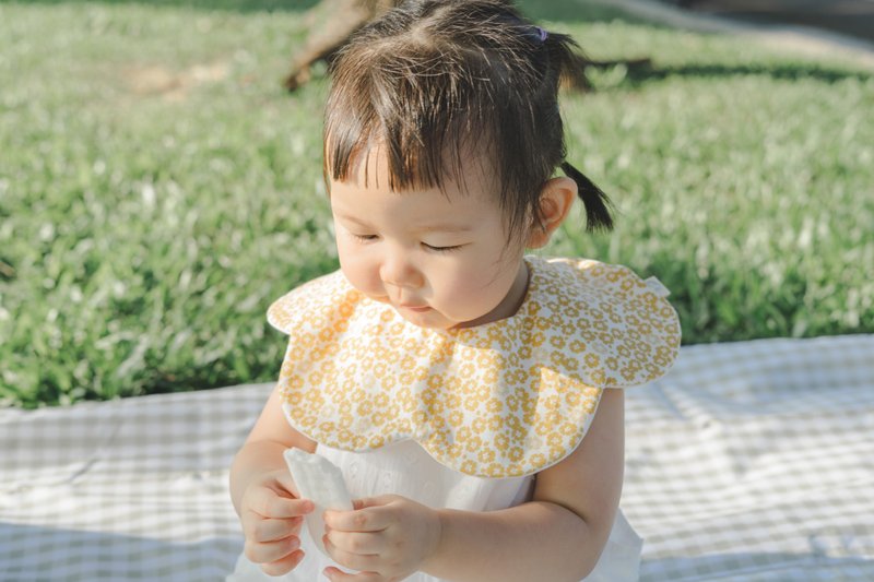 Yellow flower baby bib and flower bag - ผ้ากันเปื้อน - ผ้าฝ้าย/ผ้าลินิน สีส้ม