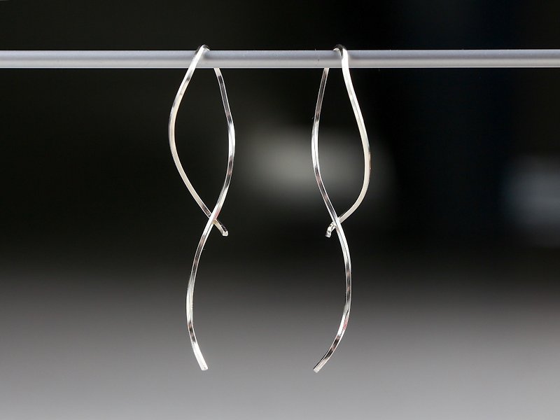 SV935 (Argentium)-twist curve pierced earrings - Earrings & Clip-ons - Other Metals Silver