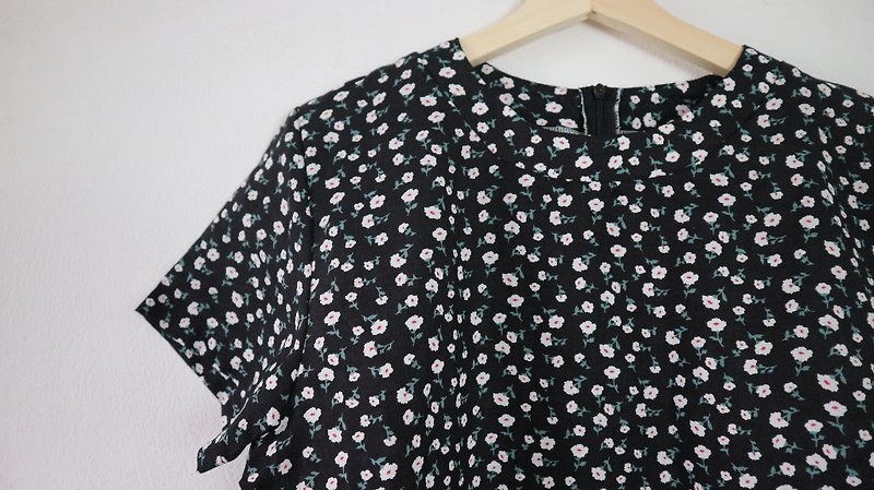 Memo duo top in black bloom - เสื้อยืดผู้หญิง - ลินิน 