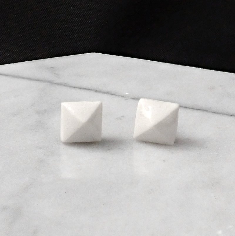 瘋狂幾何 | 6.5mm透明釉白陶瓷金字塔鉚釘白系耳針耳環 - 耳環/耳夾 - 瓷 白色