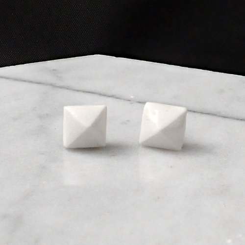 Miss Maru Jewellery 瘋狂幾何 | 6.5mm透明釉白陶瓷金字塔鉚釘白系耳針耳環