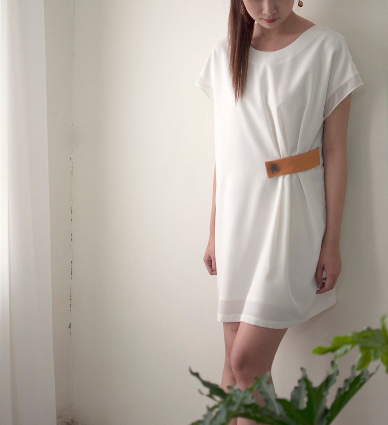 Short dress with dropped shoulders and waist decoration // White - One Piece Dresses - Polyester White