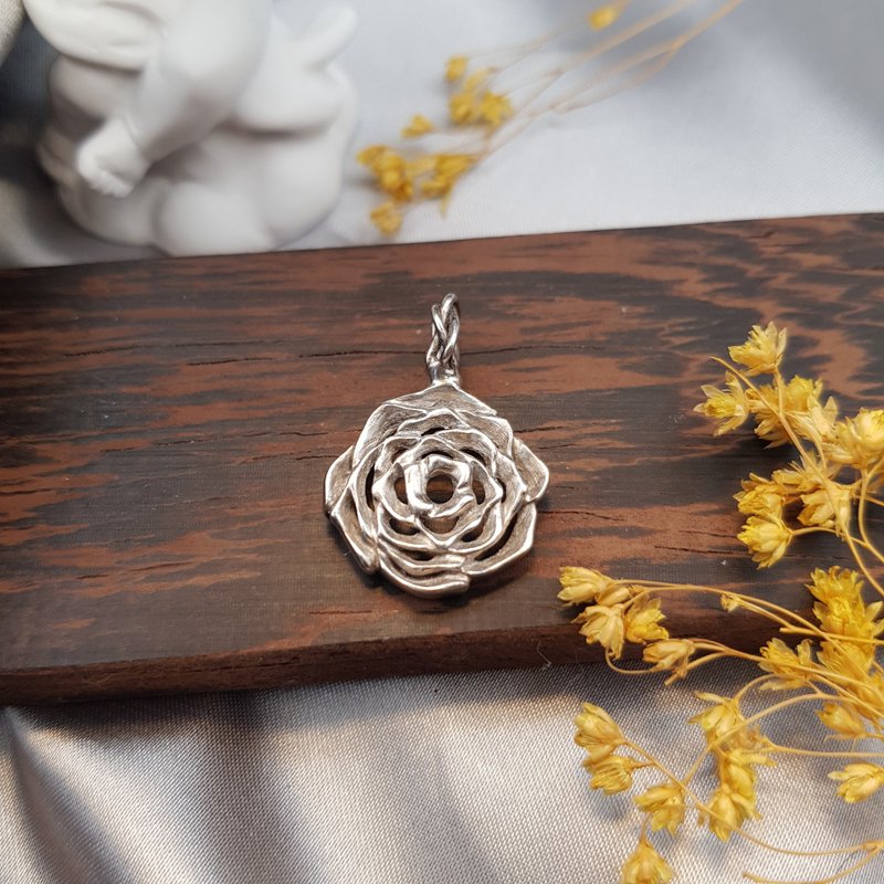 [Rose Window] 925 Silver handmade silver rose hollow necklace - Necklaces - Other Metals Silver