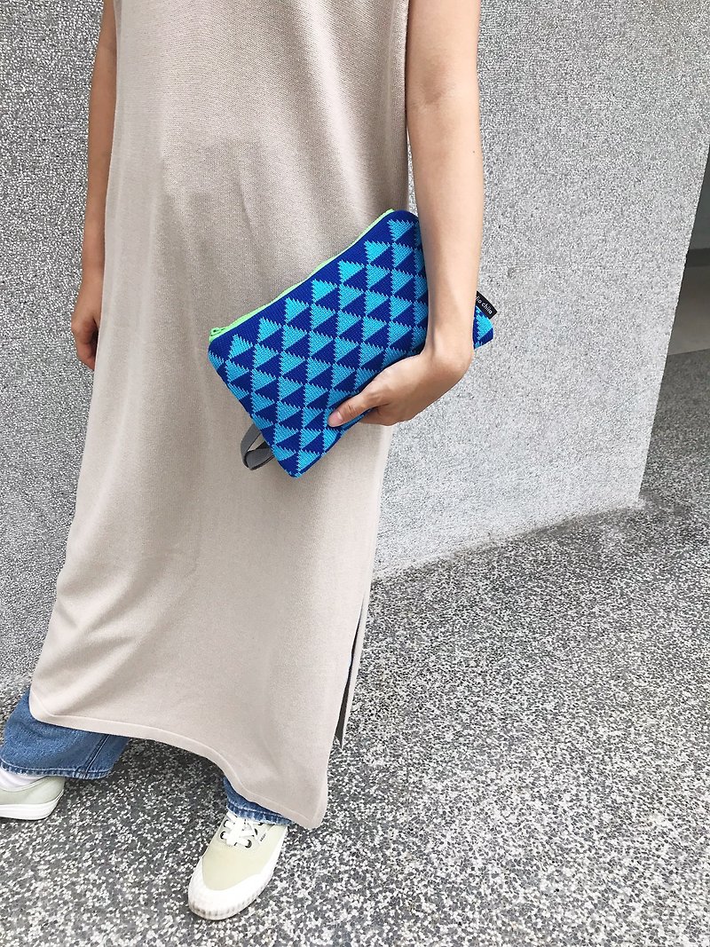 studio chiia - Knitting  Sacoche - Triangle - Blue - กระเป๋าแมสเซนเจอร์ - ผ้าฝ้าย/ผ้าลินิน สีน้ำเงิน