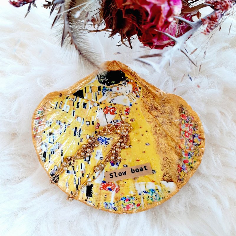 Klimt and The Kiss | Scallop Shell Ring Box | Shell Trinket Dish | Home Decor - ของวางตกแต่ง - วัสดุอื่นๆ สีเหลือง