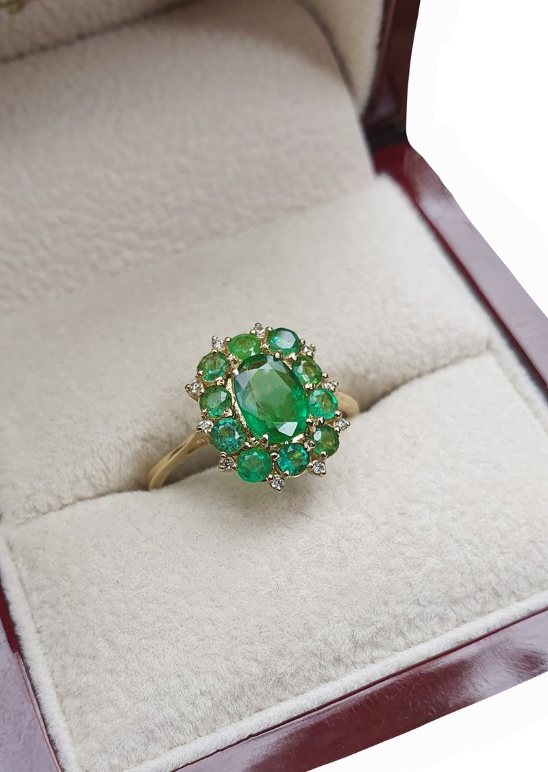 Beautiful 14k gold ring with central emerald and side emeralds and diamonds. - 戒指 - 貴金屬 金色