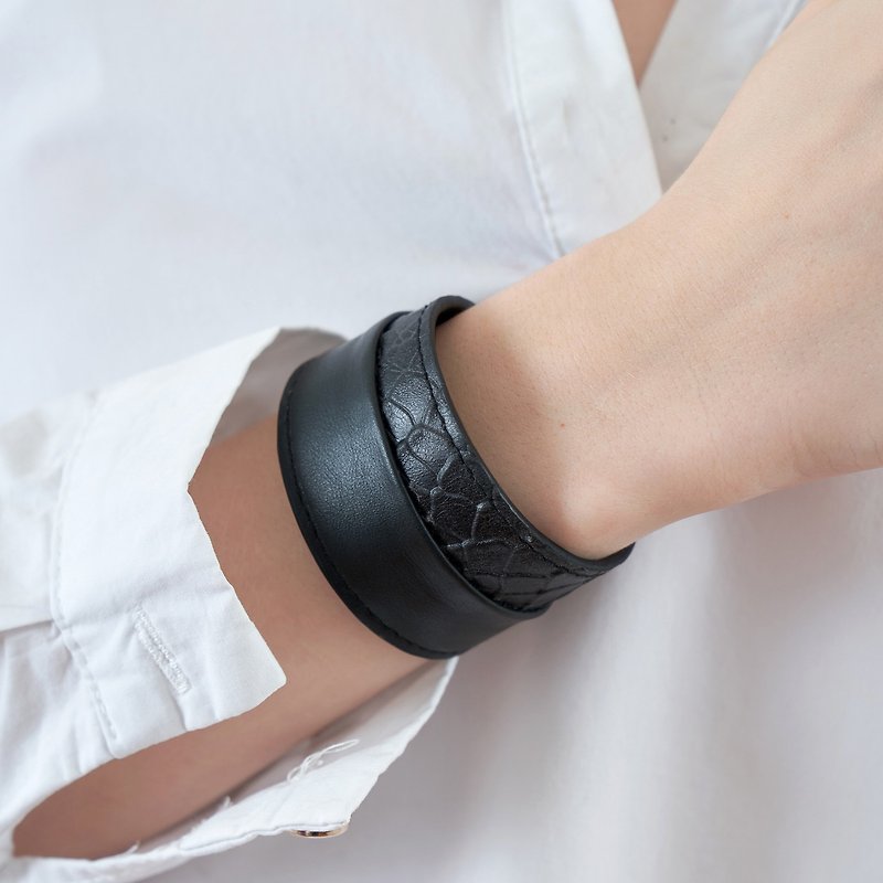 Leather Crocodile textured Bracelet / Wristband Black - 手鍊/手環 - 真皮 黑色