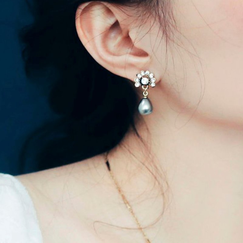 COR-DATE / rhinestone flower earrings / gray pearl - ต่างหู - วัสดุอื่นๆ 