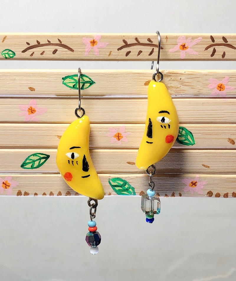 香蕉月亮臉 手作黏土耳環 手繪捏製 不銹鋼 吊墜款 - 耳環/耳夾/耳骨夾 - 黏土 黃色