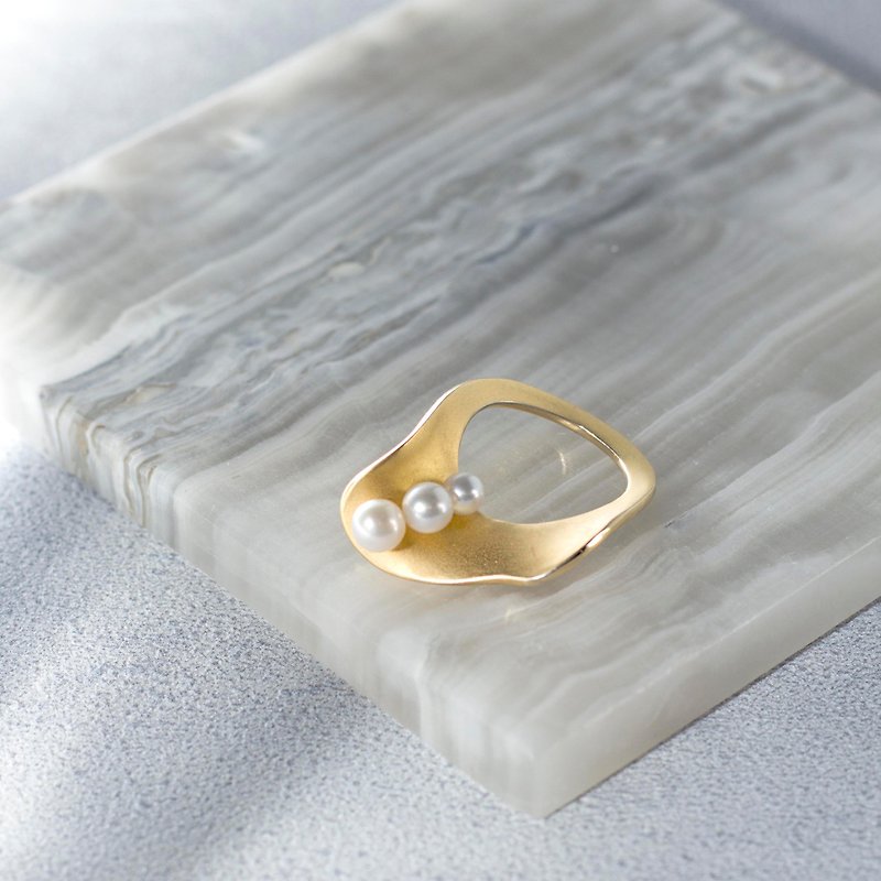 金色貝殼珍珠戒指 Pearl Shell Ring - 戒指 - 珍珠 金色
