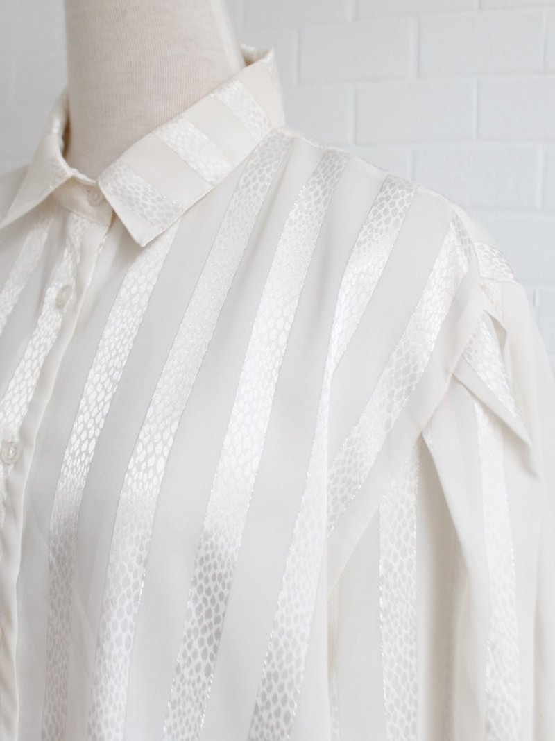 Retro Europe early autumn simple and elegant striped little white loose long-sleeved vintage shirt - เสื้อเชิ้ตผู้หญิง - เส้นใยสังเคราะห์ ขาว