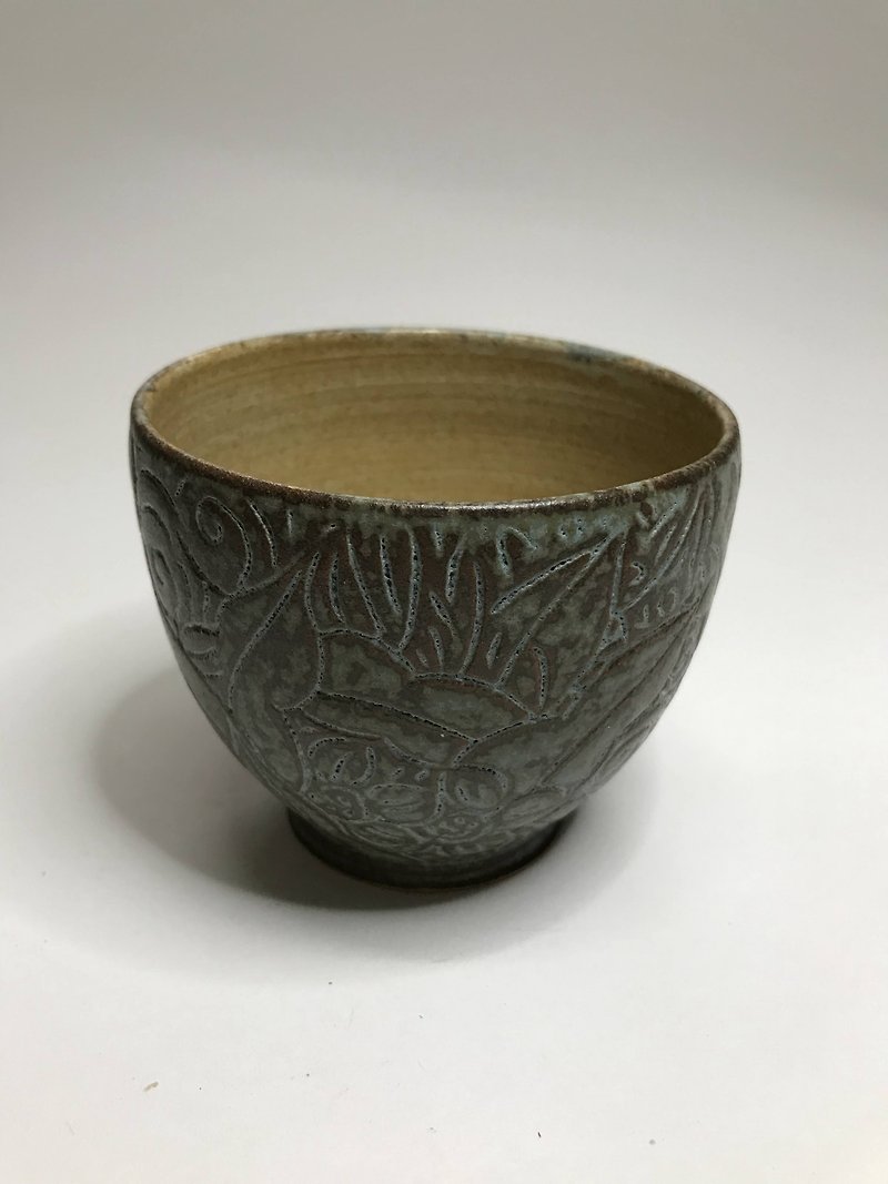 Zeng Yonghong   grey glaze carved cup - ถ้วย - ดินเผา 