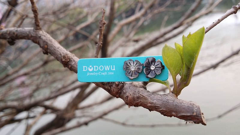 "DODOWU jewelry hand-made light" - a small woman [※ ※ hand-carved romantic lip shell earrings ●] can be changed cramping / 316L steel Allergy - Earrings & Clip-ons - Gemstone Gray