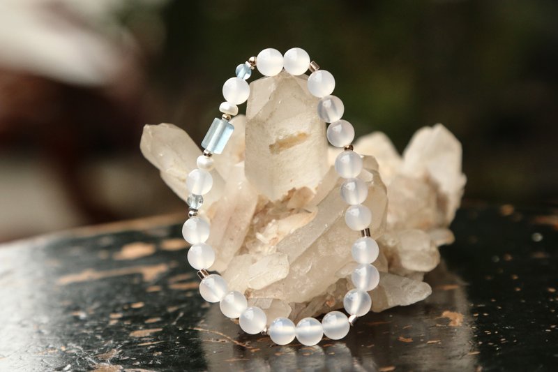 【Series of Bracele】6.4mm White agate bracelet with Silver, Aquamarine, Pearl - สร้อยข้อมือ - เครื่องเพชรพลอย ขาว